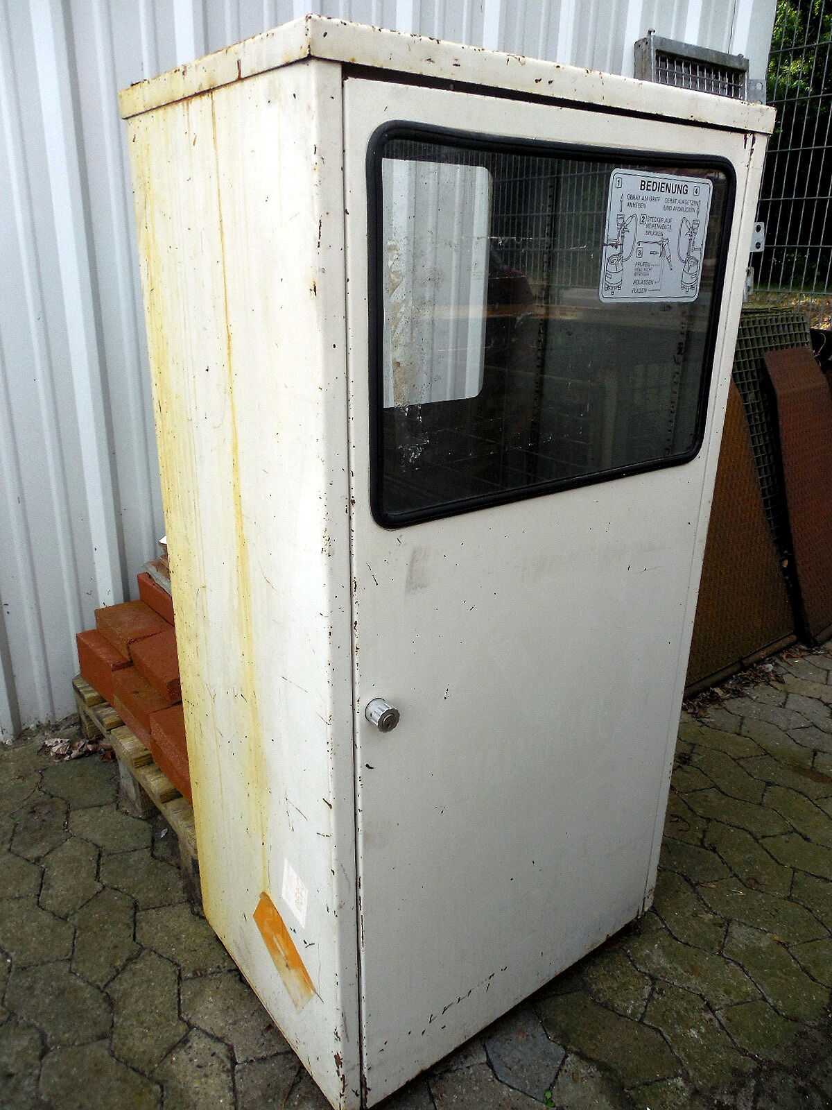 Öldosenschrank