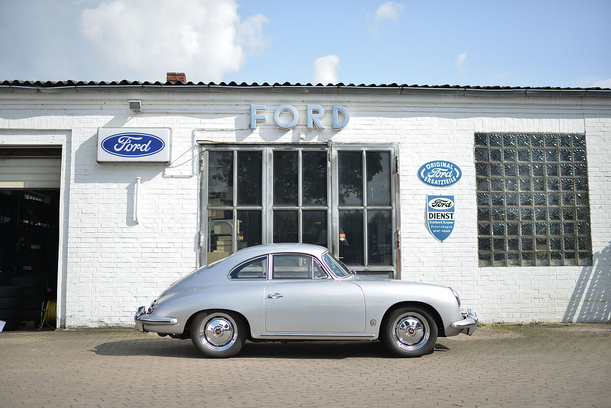 Blick von Empore in Oldtimerhalle...