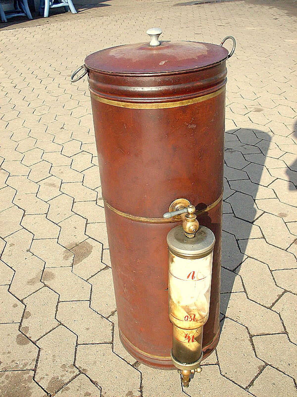 Historischer Petroleum-Abfüllbehälter