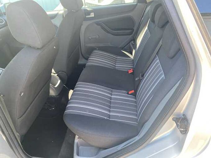 Ford Focus 1.6i Turnier AHK