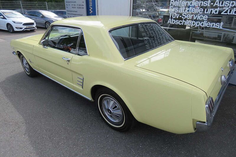 Ford Verkauft : Mustang Coupe 4.7 V8 Automatic