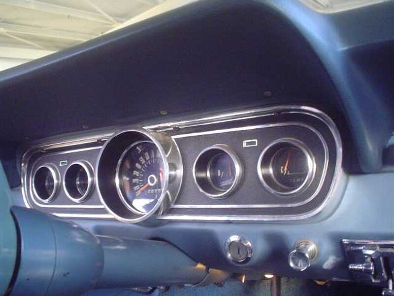 Ford Verkauft : Mustang Cabrio V8 1966 elektr. Verdeck, 4-fach Vergaser