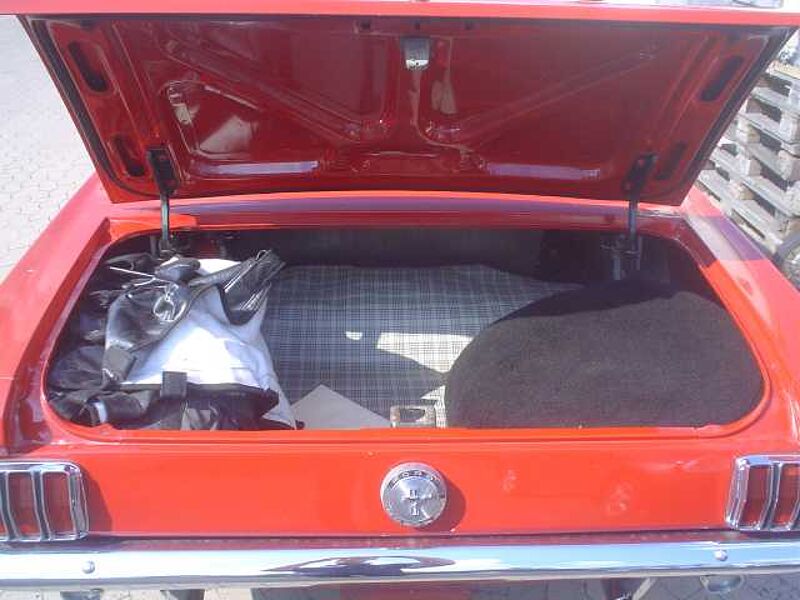 Ford Verkauft : Mustang Coupe 1966 / 4,7Ltr.  V8 California