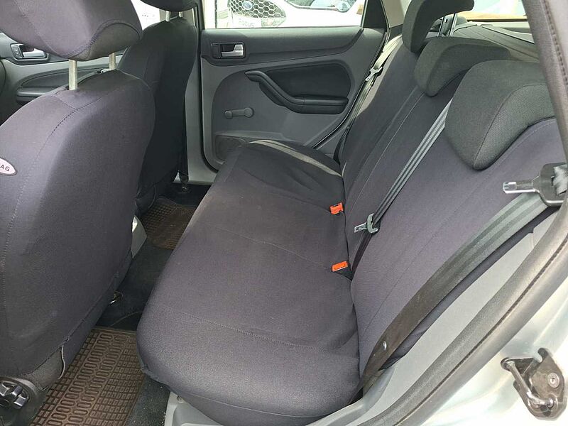 Ford Focus 1.6i Turnier AHK