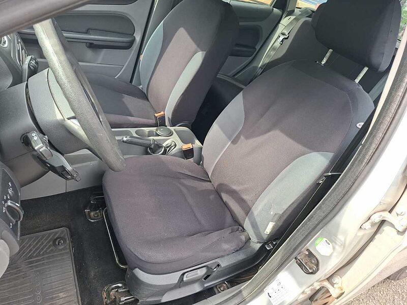 Ford Focus 1.6i Turnier AHK