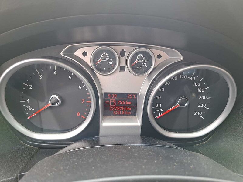 Ford Focus 1.6i Turnier AHK