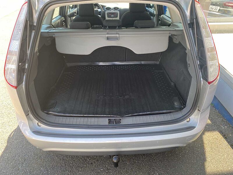 Ford Focus 1.6i Turnier AHK