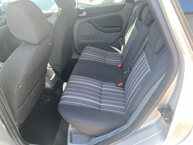 Ford Focus 1.6i Turnier AHK