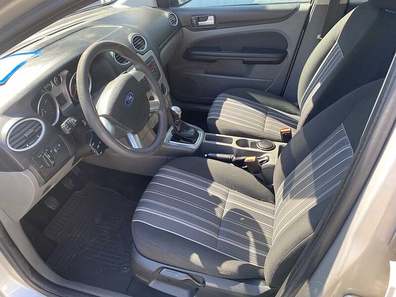 Ford Focus 1.6i Turnier AHK