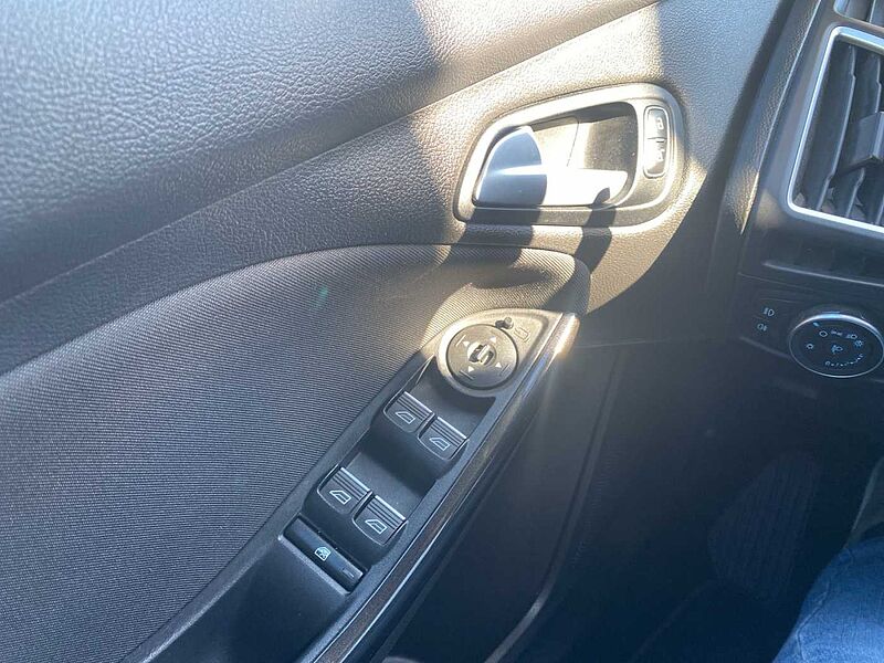 Ford Focus Titanium Navi  AHK 70TKM